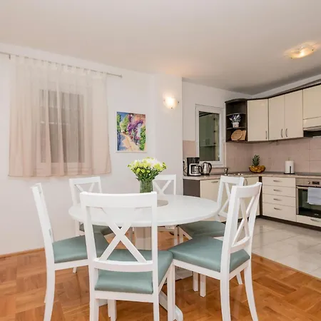 Holiday home In With Kitchen Makarska
